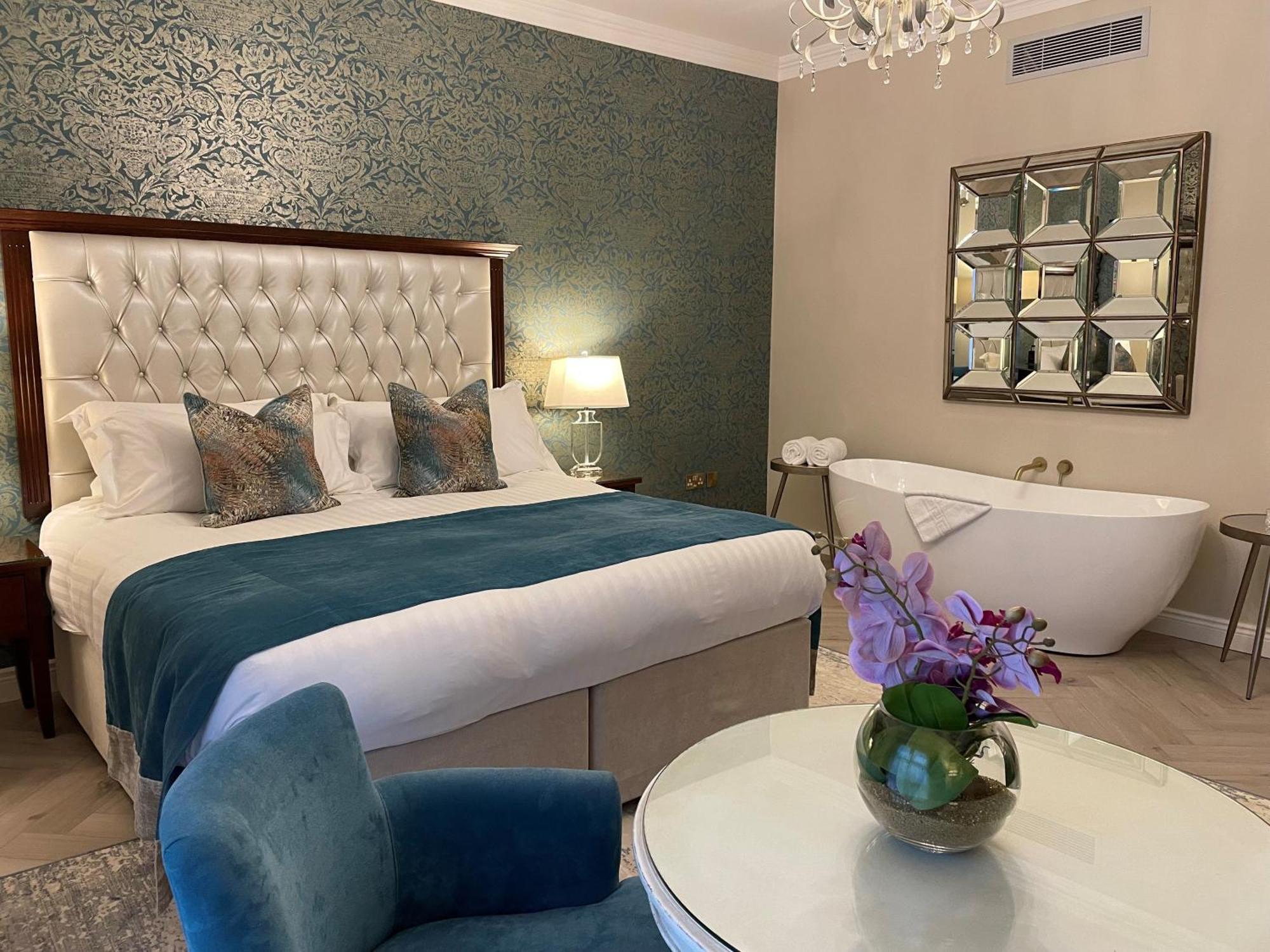 את'י Clanard Court Hotel מראה חיצוני תמונה