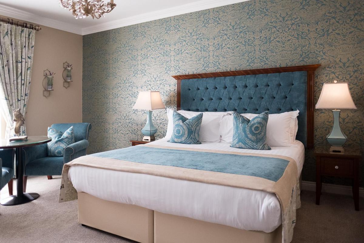 את'י Clanard Court Hotel מראה חיצוני תמונה