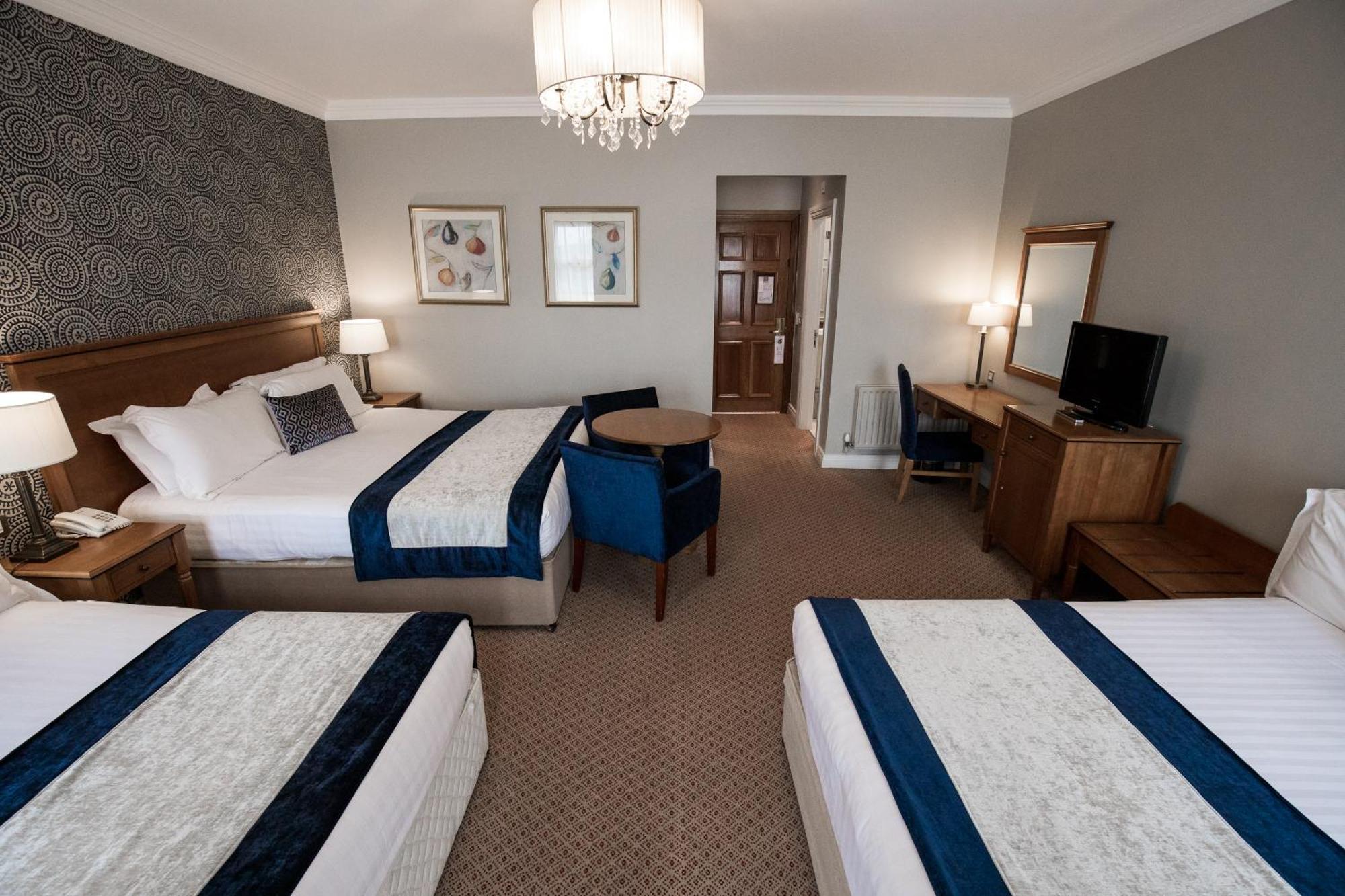 את'י Clanard Court Hotel מראה חיצוני תמונה